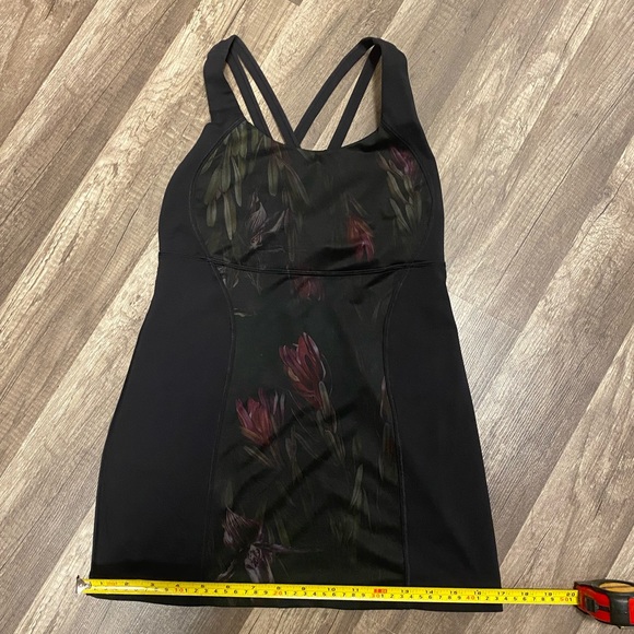 Lululemon - black with pattern size 6 top - Picture 3 of 5